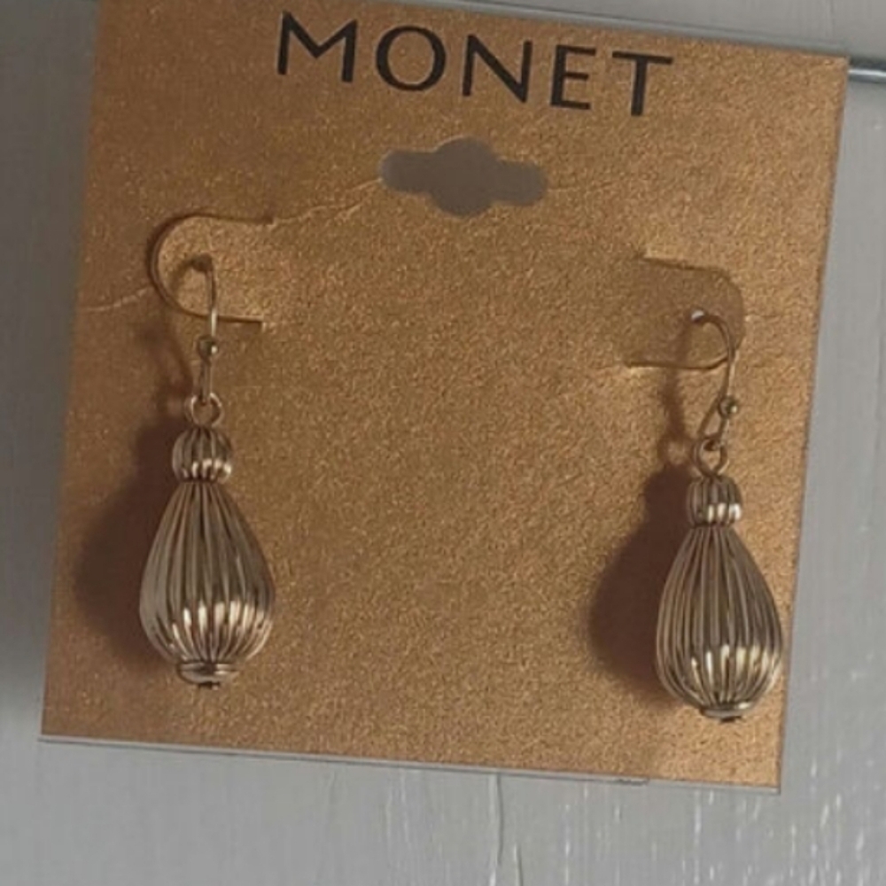 Monet Short Dangle Earrings Gold Color Formal Semi-formal Earrings Drop Earrings